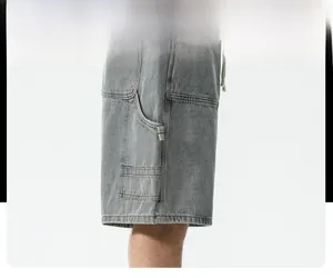 Gros plan détaillé du short en jean bleu clair avec poche cargo latérale et étiquette