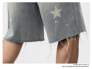 Détail de short en jean bleu clair délavé avec étoiles et ourlets effilochés bruts