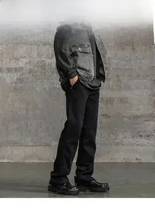 Vista laterale dei pantaloni svasati neri da uomo in stile streetwear rétro con caduta