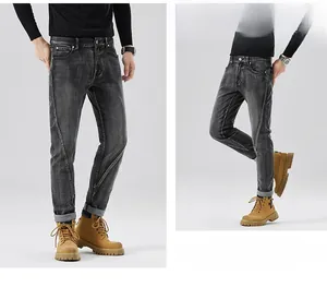 Detailansicht der schmal geschnittenen dunkelgrauen Jeans mit Waschung und Nähten