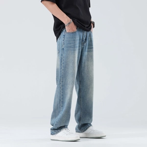 Jean bleu clair délavé pour homme avec coupe large et style vintage streetwear