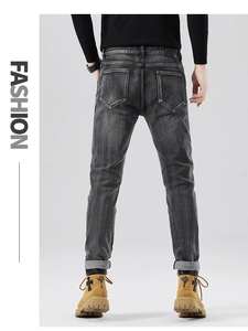 Rückansicht schmale dunkelgraue Jeans mit Schildtaschen und Lederpatch für Herren