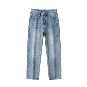 Jean droit homme bleu clair coupe large effet délavé vintage présenté à plat sur fond blanc