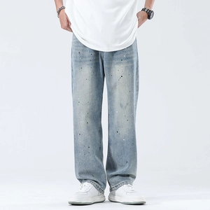 Herren Jeans in Hellblau gewaschen mit weitem Bein und kreativen bunten Farbspritzern