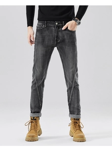 Detail der grauen Slim-Fit-Jeans mit markanten geschwungenen Ziernähten und Waschung