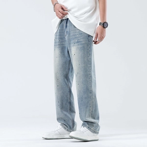 Helle gewaschene Herren-Jeans mit geradem Bein und trendigen Farbspritzern aus Denim