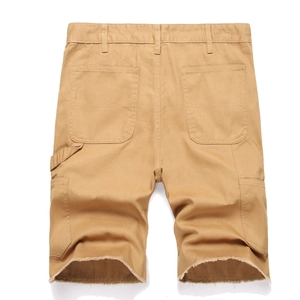 Détails du short cargo en jean kaki avec boucles utilitaires et ourlet à bord brut