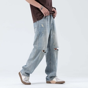 Jean ample pour homme coupe droite bleu délavé vintage avec détails de trous aux genoux