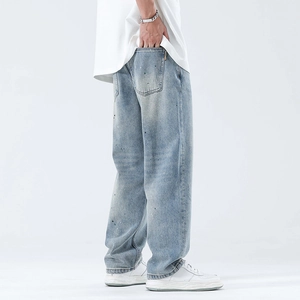 Herren Jeans mit weitem Bein in Hellblau mit Farbspritzern und entspannter Passform