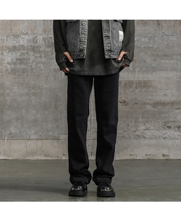 Dettaglio dei jeans neri a zampa da uomo in stile high street con trama denim strutturata