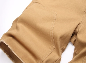 Vue détaillée du short en jean kaki avec poche cargo et ourlet brut effiloché sur le côté