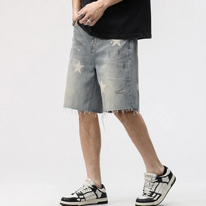 Short en jean bleu clair pour homme avec étoiles, effet usé et ourlet effiloché