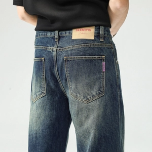 Gros plan d'un jean bleu vintage avec patch en cuir et coutures détaillées