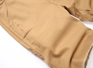 Détail du short cargo en coton kaki avec coutures durables et design à ourlet brut