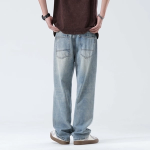 Jean ample coupe droite pour homme en denim délavé bleu clair avec détails usés
