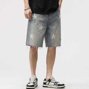 Short en jean délavé bleu clair pour hommes avec imprimé étoiles et bords effilochés
