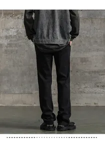 Vista posteriore dei pantaloni neri a zampa da uomo in stile industriale opaco