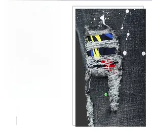 Gros plan détaillé d'un jean déchiré avec patchwork coloré et touches de peinture