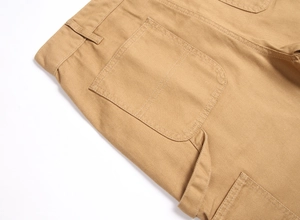 Détail du short en jean kaki montrant la boucle marteau et les doubles coutures renforcées