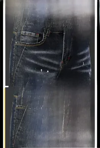 Détails de couture sur jean déchiré avec taches de peinture et broderies de précision