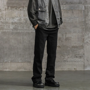Pantaloni in denim nero svasato da uomo stile high street abbinati a stivali con zeppa neri