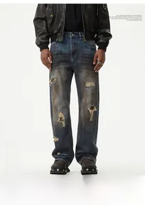 Detailansicht der Vintage-Jeans in Blau mit Destroyed-Effekten und Waschungstextur