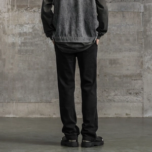 Jeans svasati neri da uomo stile industrial abbinati a stivali neri con suola spessa