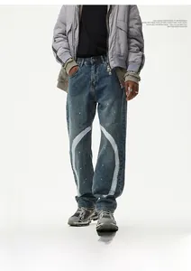 Détails d'un jean vintage bleu avec rayures blanches et motifs de taches d'encre rouges