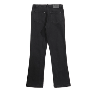 Jeans neri da uomo a zampa con etichetta in pelle sul retro e orlo a taglio vivo su bianco