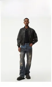 Detailaufnahme der Vintage-Jeans mit Distressed-Effekt und modischen Rissen im Stoff
