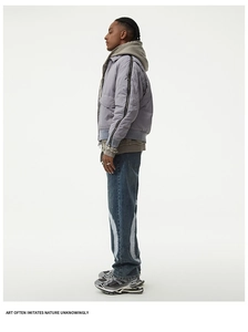 Mannequin masculin portant une veste bomber grise et un jean bleu marine à taches de peinture