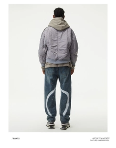 Vue arrière du jean en denim pour homme avec éclaboussures de peinture blanche artistique