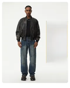 Détail du jean large bleu à empiècements avec coutures vintage pour hommes