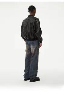 Rückansicht einer weiten Denim-Jeans im Vintage-Look mit einer braunen Leder-Fliegerjacke