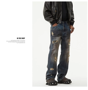 Nahaufnahme von blauen Vintage-Jeans mit starker Waschung und Rissdetails für Herren