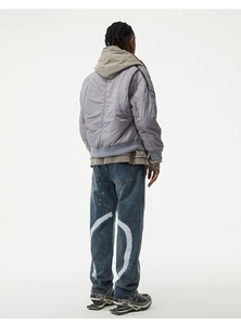 Vue arrière de jeans style urbain avec graphique circulaire blanc et détails de peinture