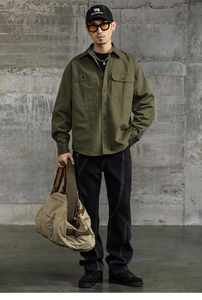 Chemise cargo en coton vert armée avec accessoires sur fond de mur industriel gris