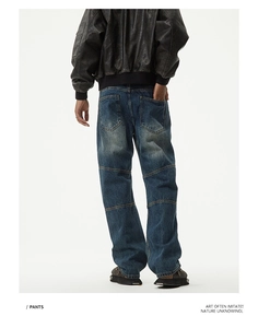 Vue arrière du jean large droit vintage avec délavage rétro et détails de couture