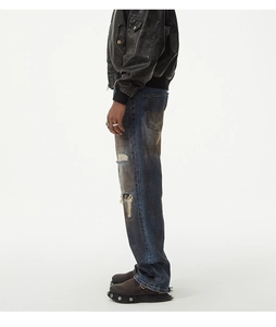 Detailansicht der Vintage-Jeans in Blau mit Distressed-Details und Rusted-Wash-Effekt