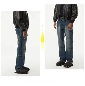 Détail du jean cargo homme bleu délavé rétro avec patchwork et coupe droite décontractée