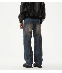 Detailansicht der Vintage-Jeans mit Distressed-Effekt, Löchern und Waschung für Herren