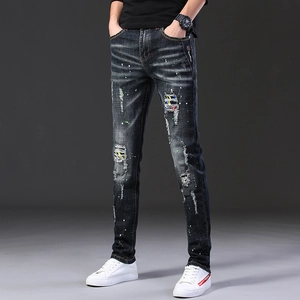 Jean slim bleu pour homme avec déchirures aux genoux et détails de patchs colorés