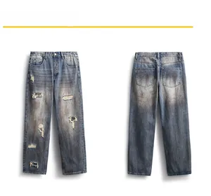 Details der blauen Vintage-Jeans mit Distressed-Löchern und Fransen-Elementen im Fokus