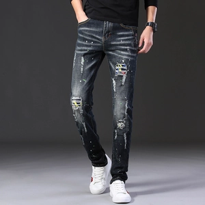 Jean slim pour homme avec détails déchirés, éclaboussures de peinture et patchwork rayé