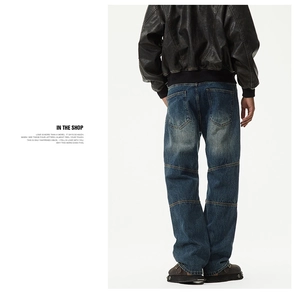 Détail du jean bleu délavé vintage pour homme avec coutures horizontales et coupe ample