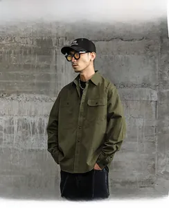 Détail d'une chemise de travail épaisse en coton vert armée avec deux poches de poitrine