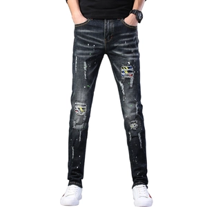 Jean slim homme délavé avec déchirures, taches de peinture et écussons rayés