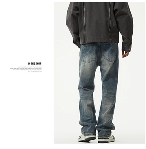 Détail d'un jean vintage droit et d'une veste grise avec fermeture éclair au dos