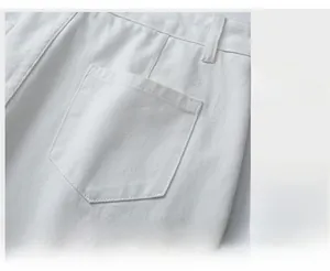Dettaglio ravvicinato della tasca posteriore in denim twill bianco con cuciture per pantaloni
