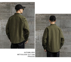 Vue détaillée du dos de la chemise de travail en coton olive avec processus de coupe précis